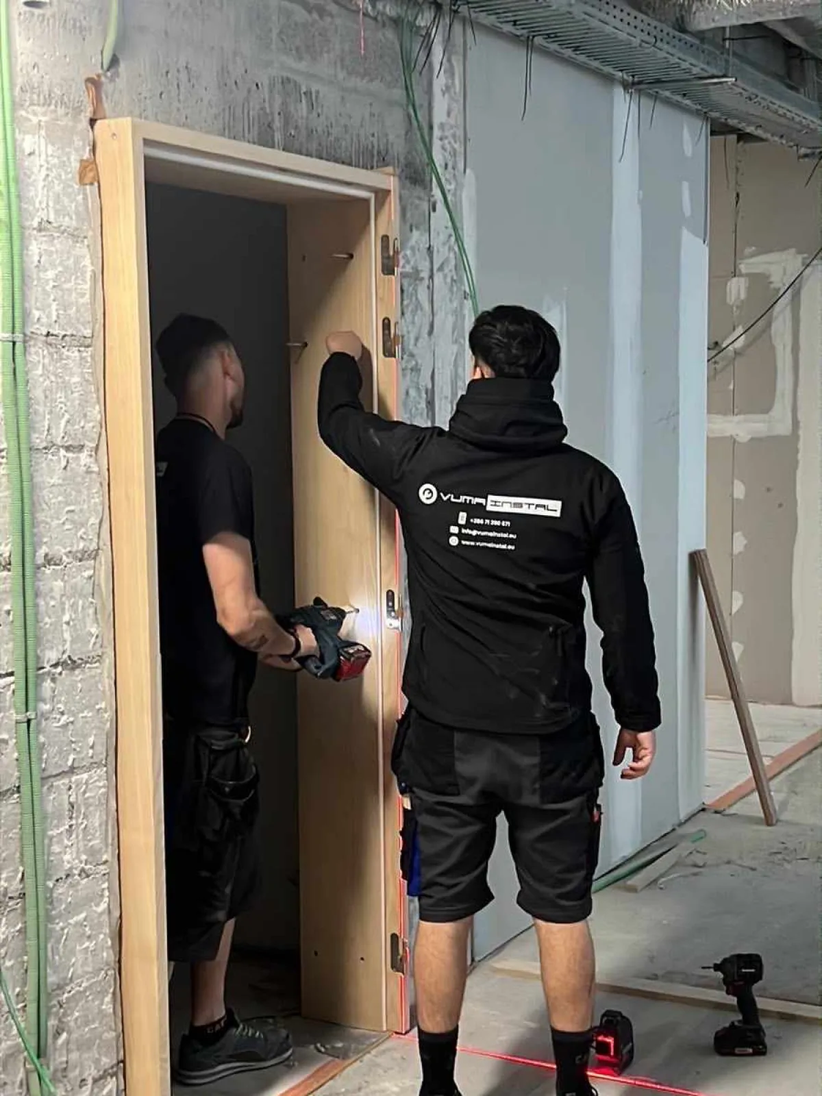 Ekipa Vuma Install pri montaži